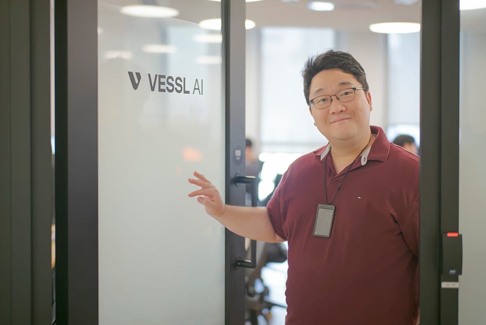 베슬AI 사무실에서 인터뷰 중인 전지환 VESSL AI CTO